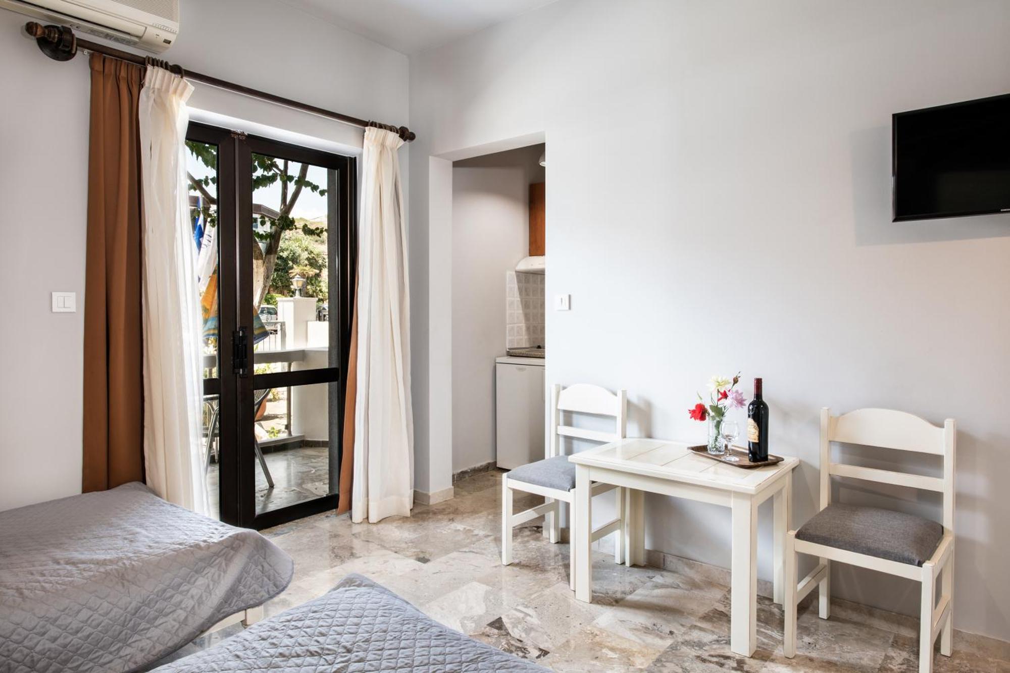 Lia Beachfront Apartments Stalós Exteriér fotografie